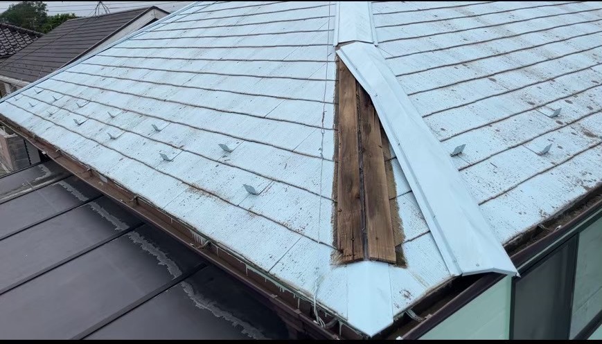 強風で外れた棟板金の状態